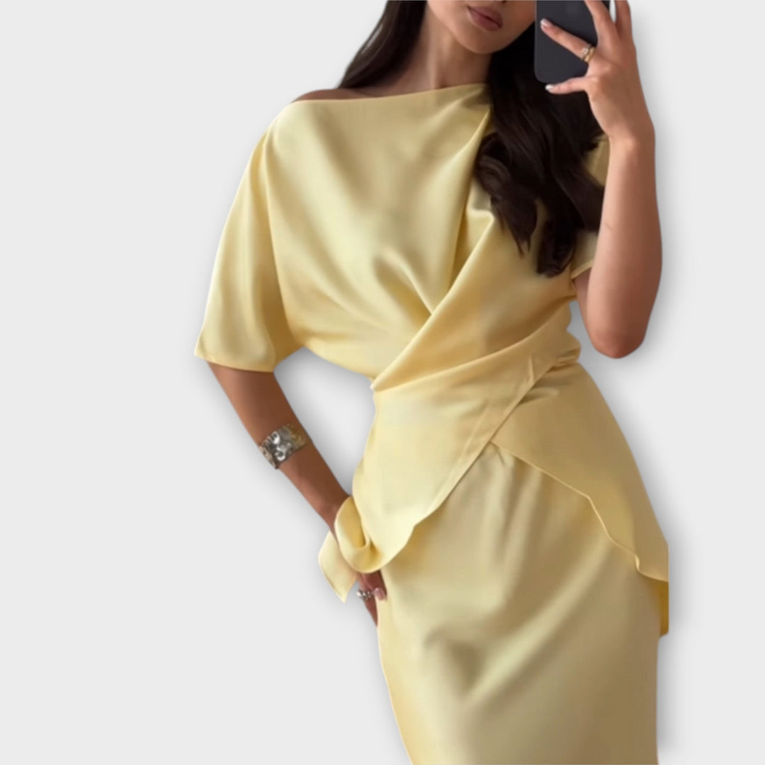 Finja - Top Off-Shoulder con Nudo Frontal y Conjunto de Falda