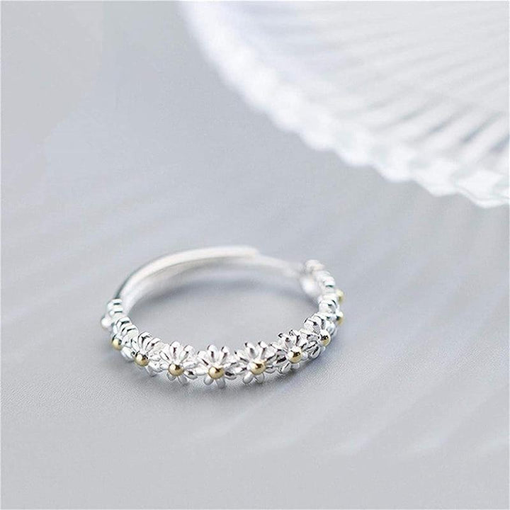 Anillo Ajustable de Plata Adornado con Margaritas